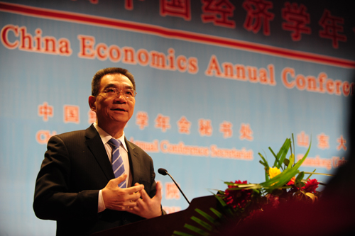 林毅夫教授在第十二届中国经济学年会上做“新结构经济学