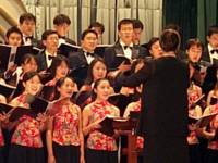 北京大学学生合唱团在演唱